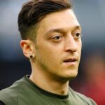 Mesut_Özil_at_Baku_before_2019_UEFA_Europe_League_Final