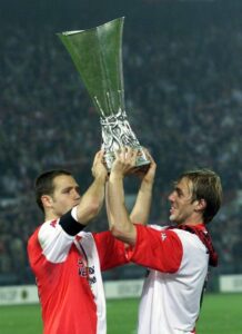 paauwe-l-en-bosvelt-met-de-uefa-cup