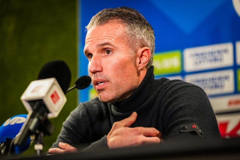 robin-van-persie-na-de-3-3-bij-nac